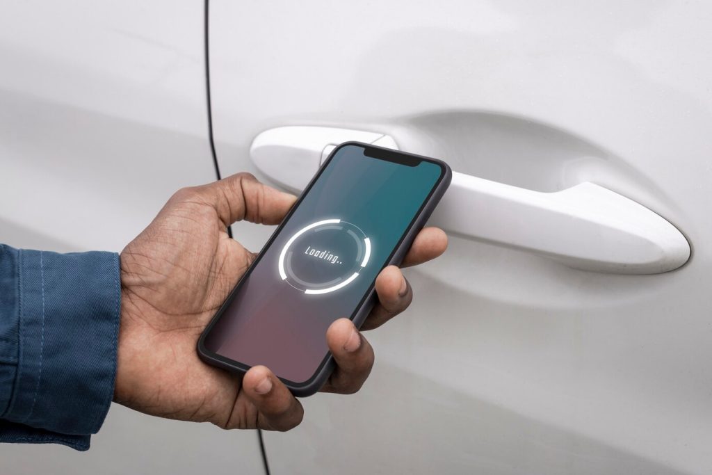 tren otomotif, konektivitas secara digital